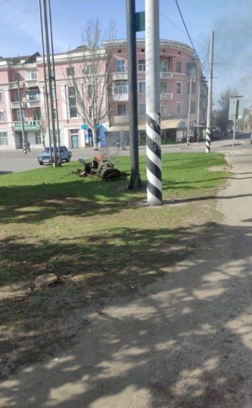 Ровно ровно три назад железнодорожный вокзал в Краматорске подвергся удару с применением кассетных ракет "Точка-У" Ровно ровно три назад железнодорожный вокзал в Краматорске подвергся удару с применением кассетных ракет "Точка-У"