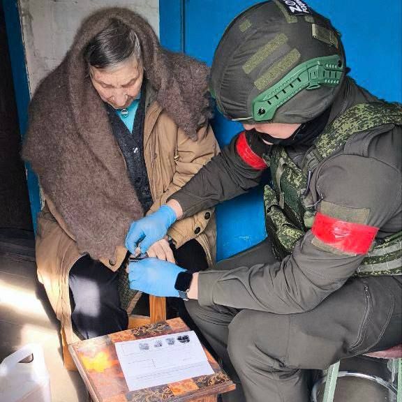 Сотрудники полиции продолжают выдавать паспорта жителям новых регионов Сотрудники полиции продолжают выдавать паспорта жителям новых регионов