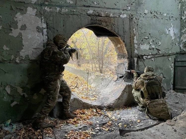 Защита Отечества в трудные времена в крови у настоящих мужиков: история отца и сына, оставивших благополучную жизнь, чтобы стать снайперами на СВО Защита Отечества в трудные времена в крови у настоящих мужиков: история отца и сына, оставивших благополучную жизнь, чтобы стать снайперами на СВО