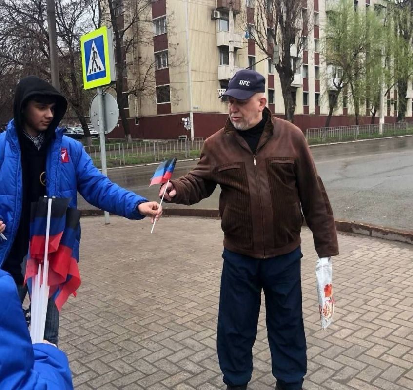 Игорь Мартынов: Прикоснёмся к истории. В день празднования провозглашения Донецкой Народной Республики, активисты местного отделения Российского движения детей и молодёжи "Движение Первых" и активисты "Народной Дружины"... Игорь Мартынов: Прикоснёмся к истории. В день празднования провозглашения Донецкой Народной Республики, активисты местного отделения Российского движения детей и молодёжи "Движение Первых" и активисты "Народной Дружины"...