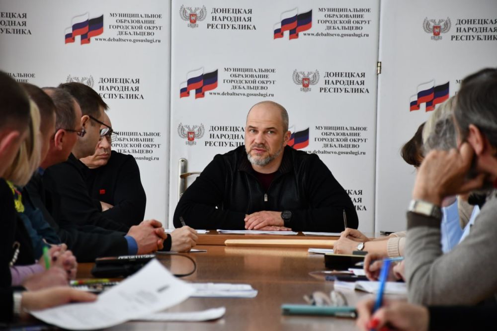 Глава муниципального образования городского округа Дебальцево Сергей Желновач провел рабочее совещание с руководителями предприятий, учреждений и организаций, ответственных за ремонт и благоустройство закрепленных памятных... Глава муниципального образования городского округа Дебальцево Сергей Желновач провел рабочее совещание с руководителями предприятий, учреждений и организаций, ответственных за ремонт и благоустройство закрепленных памятных...