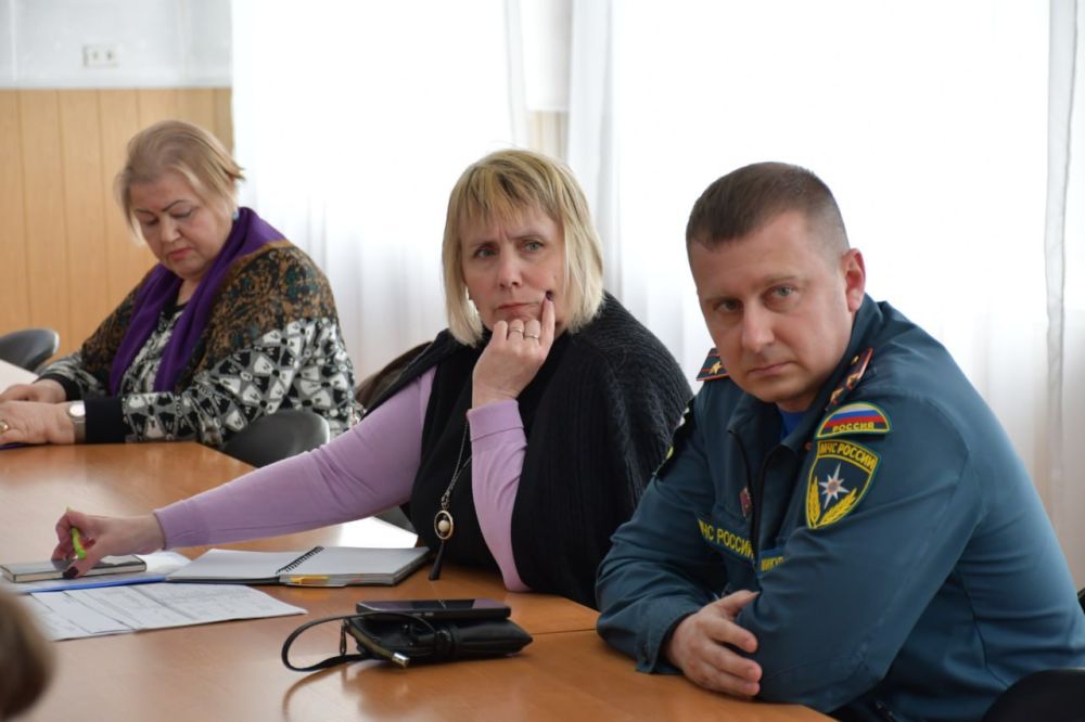 Глава муниципального образования городского округа Дебальцево Сергей Желновач провел рабочее совещание с руководителями предприятий, учреждений и организаций, ответственных за ремонт и благоустройство закрепленных памятных... Глава муниципального образования городского округа Дебальцево Сергей Желновач провел рабочее совещание с руководителями предприятий, учреждений и организаций, ответственных за ремонт и благоустройство закрепленных памятных...