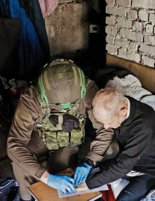 Сотрудники полиции продолжают выдавать паспорта жителям новых регионов Сотрудники полиции продолжают выдавать паспорта жителям новых регионов