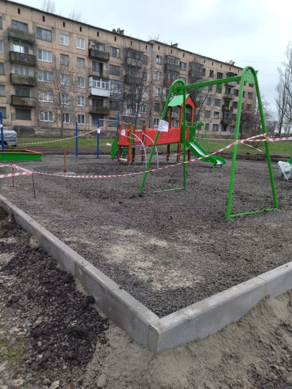 Уважаемые торезцы!. На территории городского округа Торез продолжается благоустройство детских площадок Уважаемые торезцы!. На территории городского округа Торез продолжается благоустройство детских площадок