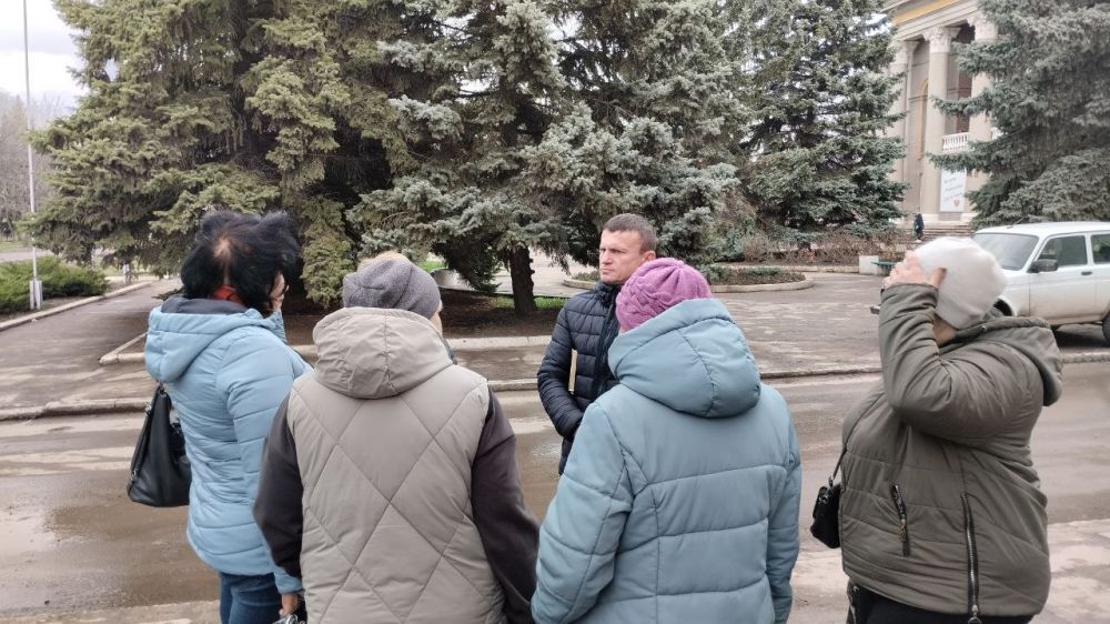 Сергей Желновач: Депутаты Дебальцевского городского совета Донецкой Народной Республики Косякова Наталья Викторовна, а также Кукса Роман Николаевич провели сход граждан в посёлке городского типа Мироновский Сергей Желновач: Депутаты Дебальцевского городского совета Донецкой Народной Республики Косякова Наталья Викторовна, а также Кукса Роман Николаевич провели сход граждан в посёлке городского типа Мироновский