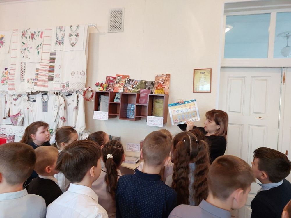 Ребятам Ждановки провели экскурсию в школьный музей Ребятам Ждановки провели экскурсию в школьный музей