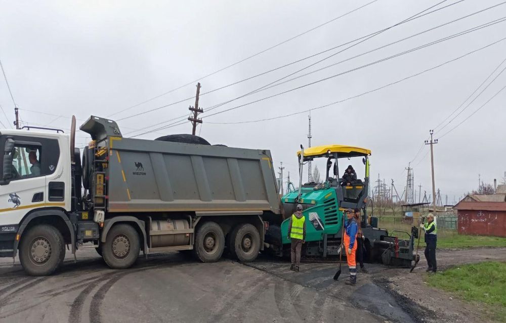 Специалисты Московской области уложили новое дорожное покрытие на одной из улиц Новоазовска Специалисты Московской области уложили новое дорожное покрытие на одной из улиц Новоазовска