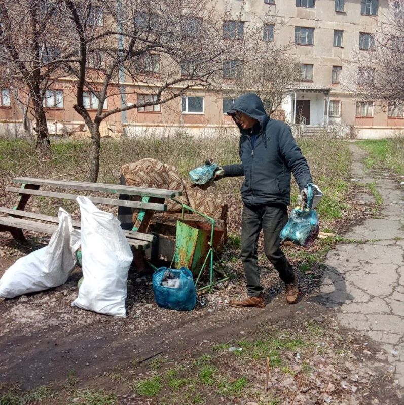 Активисты Кировского продолжают уборку территорий Активисты Кировского продолжают уборку территорий