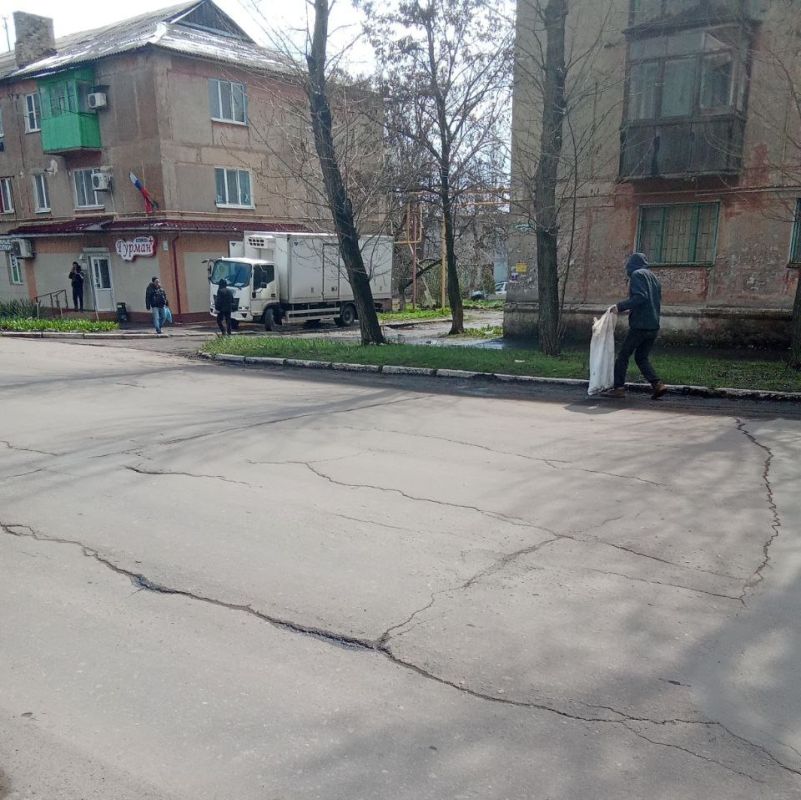 Активисты Кировского продолжают уборку территорий Активисты Кировского продолжают уборку территорий