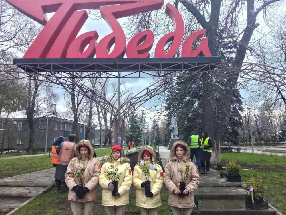 Виктория Жукова: В рамках партийного проекта Единой России "Городская среда" на территории городского округа Харцызск, возле мемориала Вечный огонь на Аллее славы высажено более 150 саженцев роз Виктория Жукова: В рамках партийного проекта Единой России "Городская среда" на территории городского округа Харцызск, возле мемориала Вечный огонь на Аллее славы высажено более 150 саженцев роз