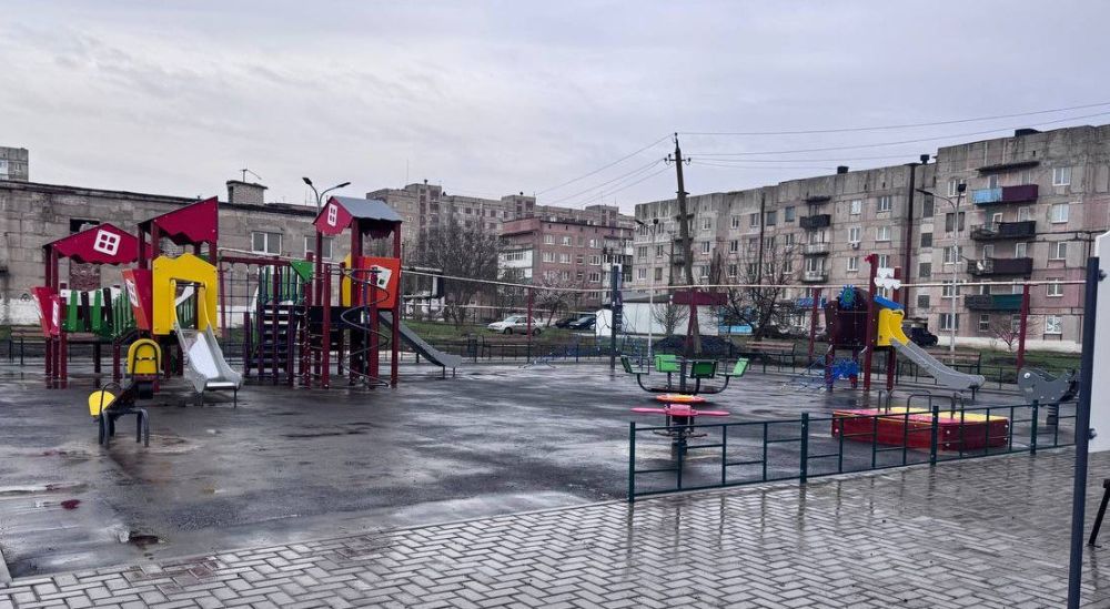 Александр Шатов: В Кировском продолжается строительство детской и спортивной площадки Александр Шатов: В Кировском продолжается строительство детской и спортивной площадки