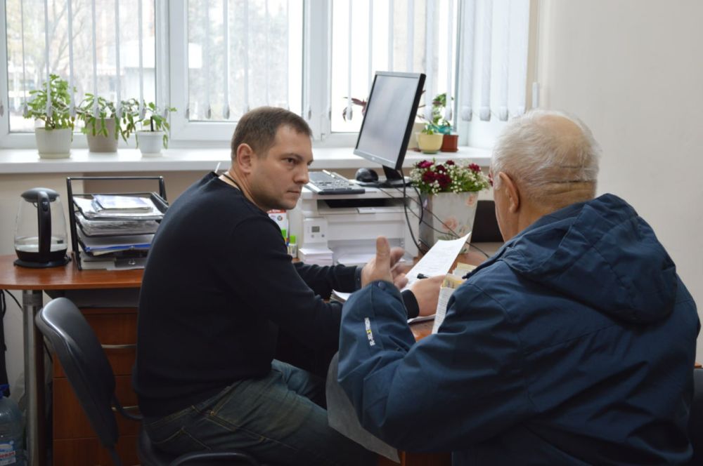 Сегодня, 8 апреля, в общественной приёмной Партии «Единая Россия» Ворошиловского района города Донецка личный приём провёл первый заместитель руководителя Управы Ворошиловского внутригородского района Администрации... Сегодня, 8 апреля, в общественной приёмной Партии «Единая Россия» Ворошиловского района города Донецка личный приём провёл первый заместитель руководителя Управы Ворошиловского внутригородского района Администрации...