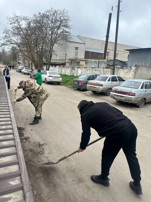 Сотрудники ОМВД России «Амвросиевский» приняли участие в общероссийском субботнике Сотрудники ОМВД России «Амвросиевский» приняли участие в общероссийском субботнике