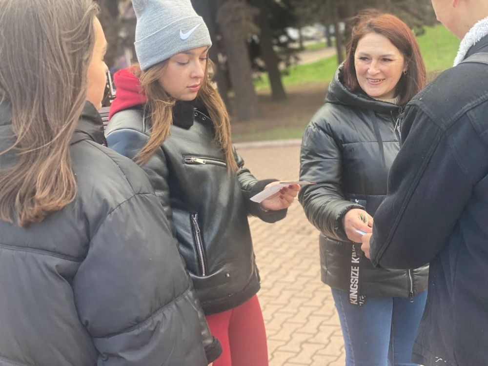 Игорь Мартынов: Прикоснёмся к истории. В день празднования провозглашения Донецкой Народной Республики, активисты местного отделения Российского движения детей и молодёжи "Движение Первых" и активисты "Народной Дружины"... Игорь Мартынов: Прикоснёмся к истории. В день празднования провозглашения Донецкой Народной Республики, активисты местного отделения Российского движения детей и молодёжи "Движение Первых" и активисты "Народной Дружины"...