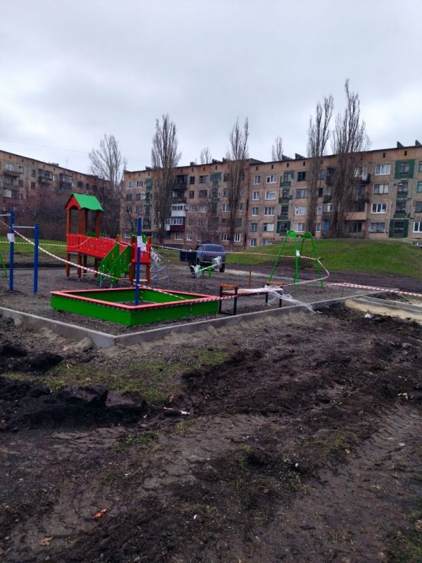 Все лучшее - детям!. В рамках реализации партийного проекта "Городская среда" на территории городского округа Торез продолжается благоустройство детских площадок Все лучшее - детям!. В рамках реализации партийного проекта "Городская среда" на территории городского округа Торез продолжается благоустройство детских площадок