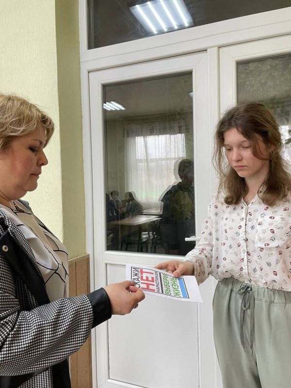 В рамках реализации мероприятий Плана работы антинаркотической комиссии Донецкой Народной Республики в библиотеке ГБОУ "СШ № 5 Г.О. ХАРЦЫЗСК" организовано раздача буклетов по профилактики наркомании В рамках реализации мероприятий Плана работы антинаркотической комиссии Донецкой Народной Республики в библиотеке ГБОУ "СШ № 5 Г.О. ХАРЦЫЗСК" организовано раздача буклетов по профилактики наркомании