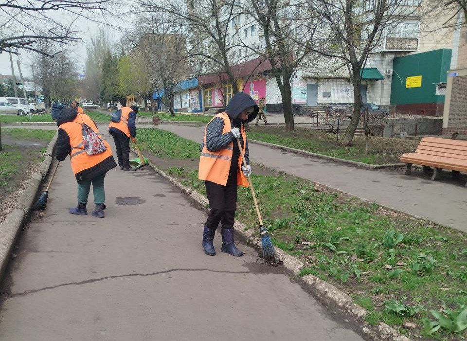 Коммунальщики Снежного благоустраивают территории общего пользования Коммунальщики Снежного благоустраивают территории общего пользования