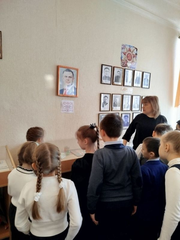 Ребятам Ждановки провели экскурсию в школьный музей Ребятам Ждановки провели экскурсию в школьный музей