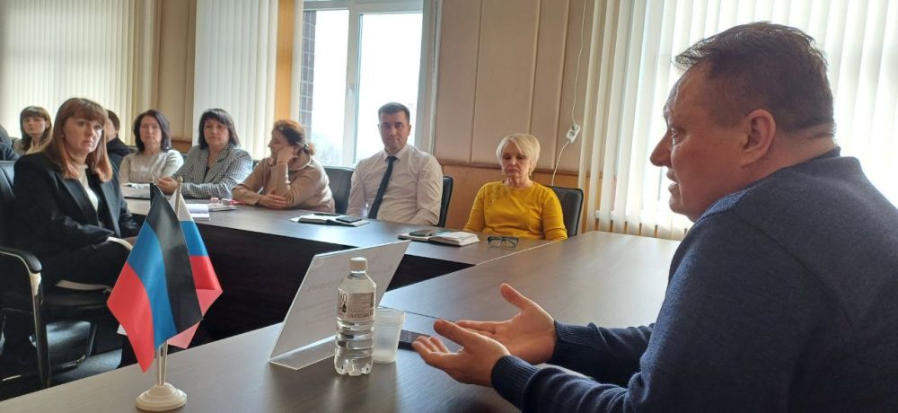 Валентин Левченко: В теплой и доверительной обстановке прошла сегодня встреча с коллективом сотрудников ДОНЕЦКСТАТа Валентин Левченко: В теплой и доверительной обстановке прошла сегодня встреча с коллективом сотрудников ДОНЕЦКСТАТа