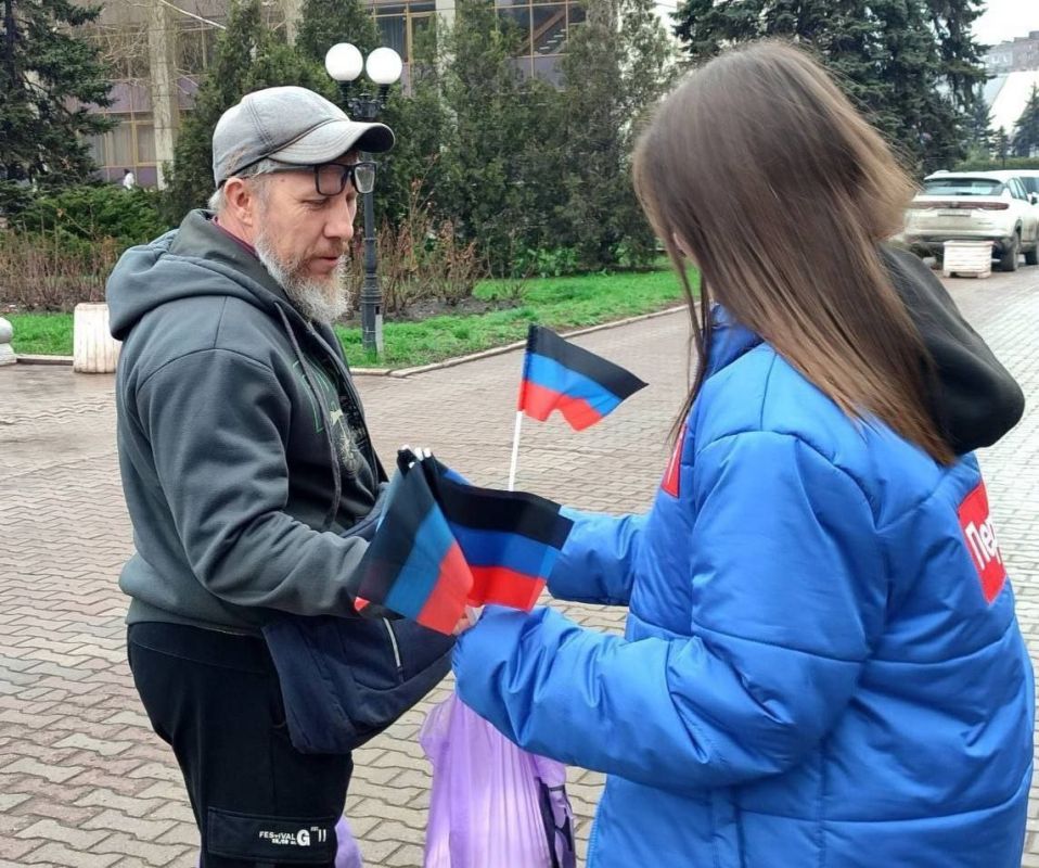 Игорь Мартынов: Прикоснёмся к истории. В день празднования провозглашения Донецкой Народной Республики, активисты местного отделения Российского движения детей и молодёжи "Движение Первых" и активисты "Народной Дружины"... Игорь Мартынов: Прикоснёмся к истории. В день празднования провозглашения Донецкой Народной Республики, активисты местного отделения Российского движения детей и молодёжи "Движение Первых" и активисты "Народной Дружины"...