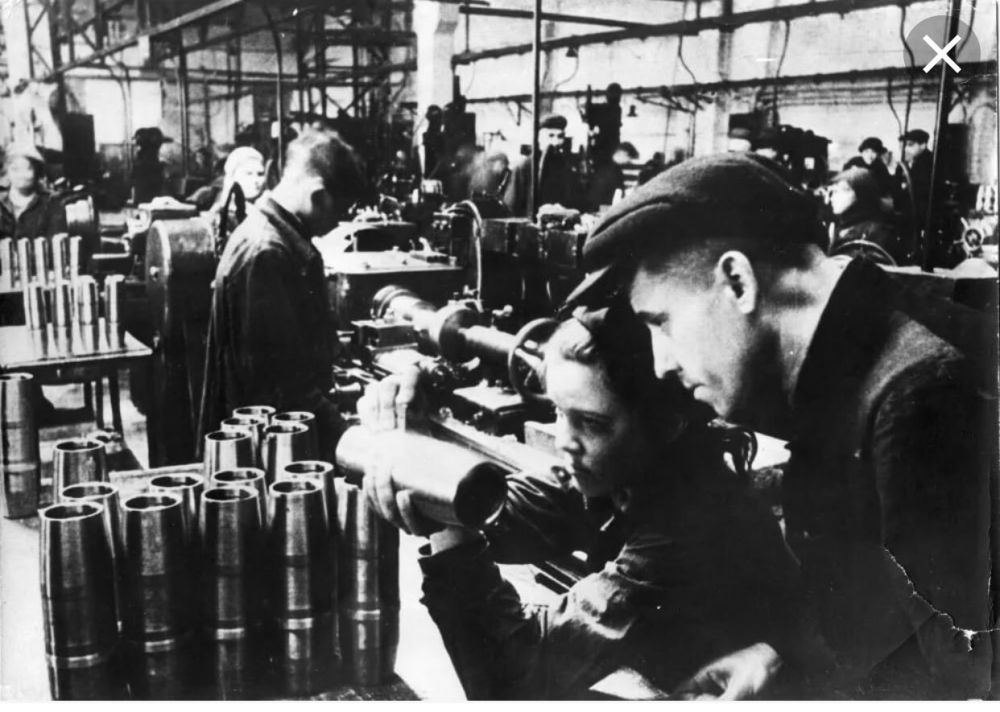 #80_лет_Победы. В годы Великой Отечественной войны наши железнодорожники не только обеспечивали бесперебойные перевозки воинских грузов, но и помогали фронту материально-техническими средствами #80_лет_Победы. В годы Великой Отечественной войны наши железнодорожники не только обеспечивали бесперебойные перевозки воинских грузов, но и помогали фронту материально-техническими средствами