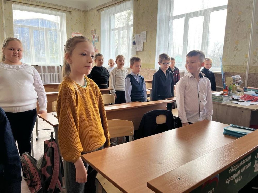 ДЕНЬ ЗДОРОВЬЯ!. Юнармейцы отряда ВПК «Пламя» штаба местного отделения городского округа Харцызска СШ № 4, ученики из 8-А класса Мокровуз Виктория, Воробьев Сергей, Матинян Михаил, Хропот Елизавета приняли участие в акции «Мы... ДЕНЬ ЗДОРОВЬЯ!. Юнармейцы отряда ВПК «Пламя» штаба местного отделения городского округа Харцызска СШ № 4, ученики из 8-А класса Мокровуз Виктория, Воробьев Сергей, Матинян Михаил, Хропот Елизавета приняли участие в акции «Мы...