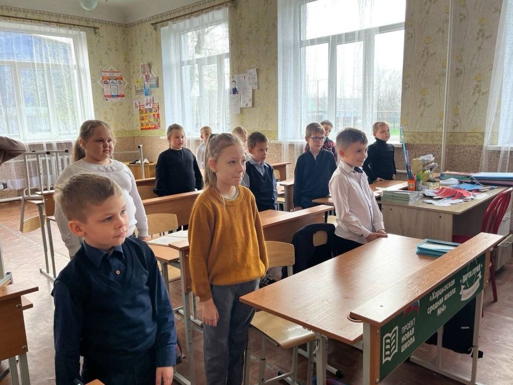 ДЕНЬ ЗДОРОВЬЯ!. Юнармейцы отряда ВПК «Пламя» штаба местного отделения городского округа Харцызска СШ № 4, ученики из 8-А класса Мокровуз Виктория, Воробьев Сергей, Матинян Михаил, Хропот Елизавета приняли участие в акции «Мы... ДЕНЬ ЗДОРОВЬЯ!. Юнармейцы отряда ВПК «Пламя» штаба местного отделения городского округа Харцызска СШ № 4, ученики из 8-А класса Мокровуз Виктория, Воробьев Сергей, Матинян Михаил, Хропот Елизавета приняли участие в акции «Мы...