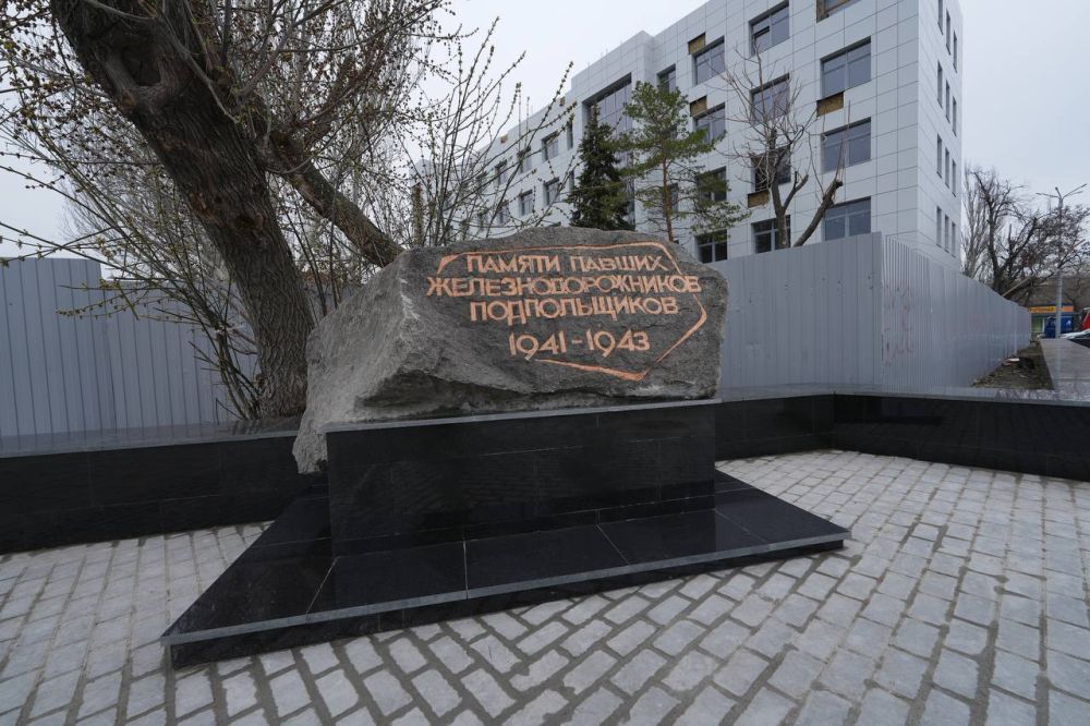 Памятник павшим железнодорожникам-подпольщикам возле мариупольского железнодорожного вокзала восстановлен Памятник павшим железнодорожникам-подпольщикам возле мариупольского железнодорожного вокзала восстановлен