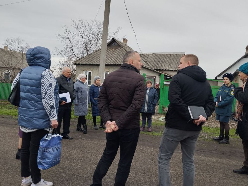 7 апреля, заместитель главы Администрации муниципального образования городского округа Харцызск Владимир Панченко в селе Золотаревка провёл сход граждан, на котором были обсуждены актуальные вопросы и проблемы, волнующие... 7 апреля, заместитель главы Администрации муниципального образования городского округа Харцызск Владимир Панченко в селе Золотаревка провёл сход граждан, на котором были обсуждены актуальные вопросы и проблемы, волнующие...
