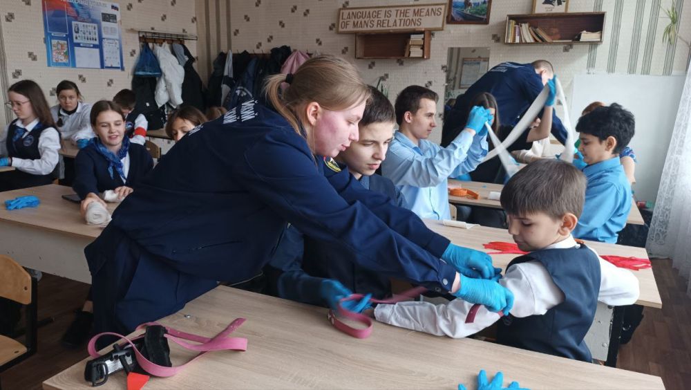 Добровольцы Донецкого РО ВСКС провели мастер-класс по основам оказания первой помощи при ДТП для учеников школы №28 Добровольцы Донецкого РО ВСКС провели мастер-класс по основам оказания первой помощи при ДТП для учеников школы №28