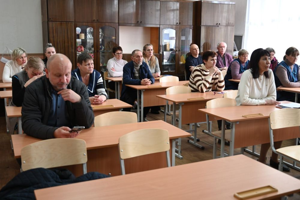 Руководитель Управы Куйбышевского внутригородского района Иван Адамец провел встречу с трудовым коллективом ГБОУ «Школа № 21 г.о. Донецк» Руководитель Управы Куйбышевского внутригородского района Иван Адамец провел встречу с трудовым коллективом ГБОУ «Школа № 21 г.о. Донецк»