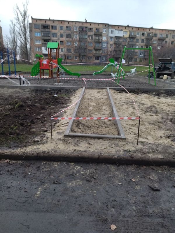 Все лучшее - детям!. В рамках реализации партийного проекта "Городская среда" на территории городского округа Торез продолжается благоустройство детских площадок Все лучшее - детям!. В рамках реализации партийного проекта "Городская среда" на территории городского округа Торез продолжается благоустройство детских площадок