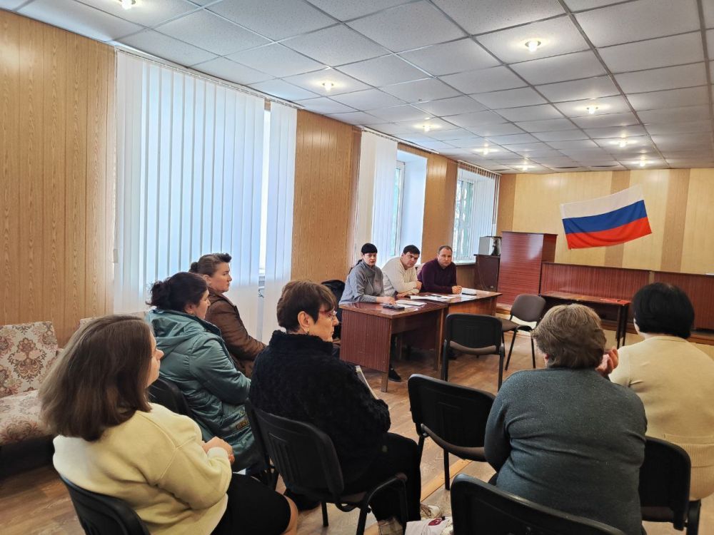 Встреча с населением. Сегодня, 8 апреля, Председатель Торезского городского совета Александр Казмерчук совместно с временно исполняющим полномочия Главы муниципального образования городской округ Торез Артёмом Чесноковым... Встреча с населением. Сегодня, 8 апреля, Председатель Торезского городского совета Александр Казмерчук совместно с временно исполняющим полномочия Главы муниципального образования городской округ Торез Артёмом Чесноковым...