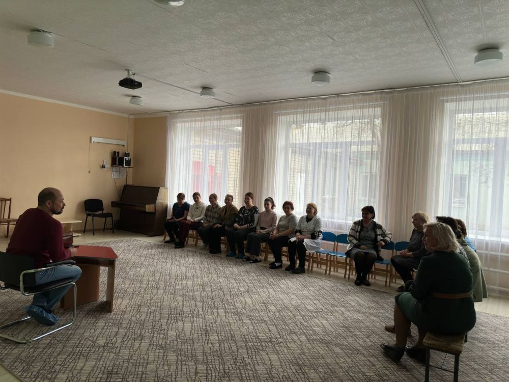 Встреча с коллективом. Сегодня, 8 апреля, первый заместитель главы администрации городского округа Иловайск Свердлов Михаил Николаевич провел встречу с трудовым коллективом ГКДОУ «Детский сад № 12 «Ромашка» г.о. Иловайск, на... Встреча с коллективом. Сегодня, 8 апреля, первый заместитель главы администрации городского округа Иловайск Свердлов Михаил Николаевич провел встречу с трудовым коллективом ГКДОУ «Детский сад № 12 «Ромашка» г.о. Иловайск, на...
