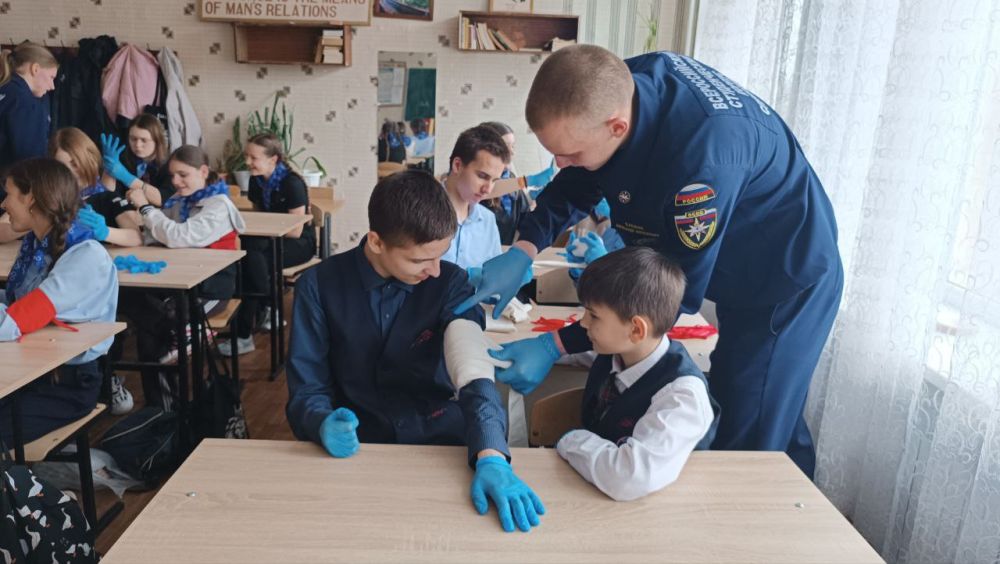 Добровольцы Донецкого РО ВСКС провели мастер-класс по основам оказания первой помощи при ДТП для учеников школы №28 Добровольцы Донецкого РО ВСКС провели мастер-класс по основам оказания первой помощи при ДТП для учеников школы №28