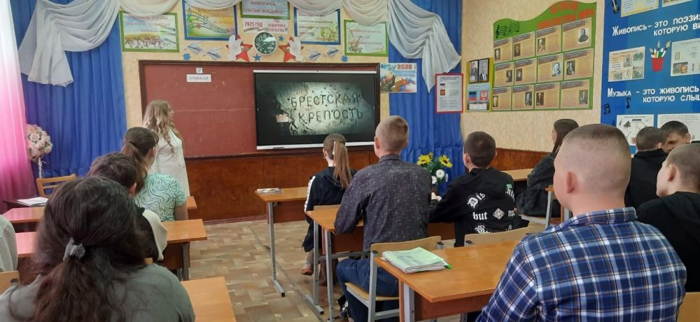 Школьники Снежного почтили память героев прошлого и настоящего Школьники Снежного почтили память героев прошлого и настоящего
