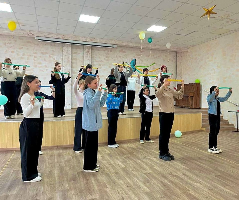 Учащиеся Харцызской школы №5 приняли участие во флешмобе «Здоровым быть здорово!», приуроченному Недели здорового образа жизни Учащиеся Харцызской школы №5 приняли участие во флешмобе «Здоровым быть здорово!», приуроченному Недели здорового образа жизни