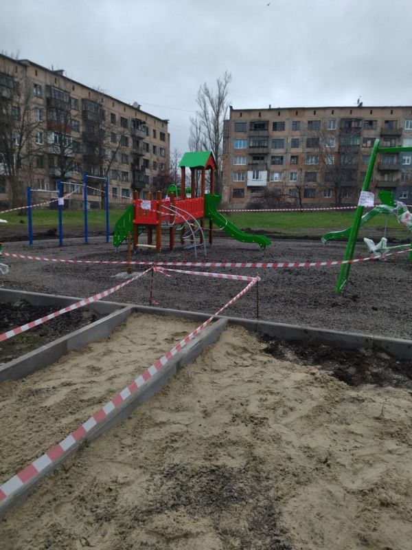 Все лучшее - детям!. В рамках реализации партийного проекта "Городская среда" на территории городского округа Торез продолжается благоустройство детских площадок Все лучшее - детям!. В рамках реализации партийного проекта "Городская среда" на территории городского округа Торез продолжается благоустройство детских площадок