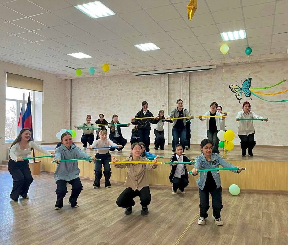 Учащиеся Харцызской школы №5 приняли участие во флешмобе «Здоровым быть здорово!», приуроченному Недели здорового образа жизни Учащиеся Харцызской школы №5 приняли участие во флешмобе «Здоровым быть здорово!», приуроченному Недели здорового образа жизни