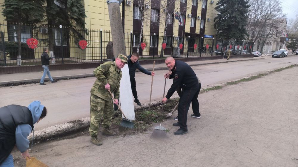 Сотрудники ОМВД России «Амвросиевский» приняли участие в общероссийском субботнике Сотрудники ОМВД России «Амвросиевский» приняли участие в общероссийском субботнике