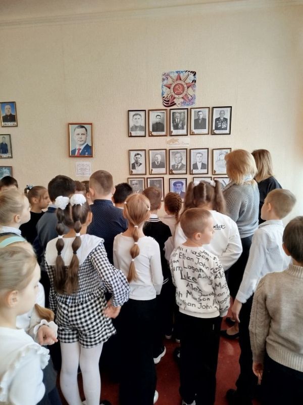 Ребятам Ждановки провели экскурсию в школьный музей Ребятам Ждановки провели экскурсию в школьный музей