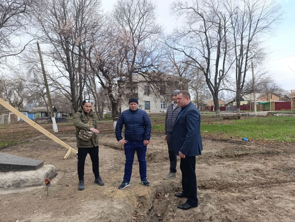 Сергей Ермаков проинспектировал благоустройство мемориала в Залесном Сергей Ермаков проинспектировал благоустройство мемориала в Залесном