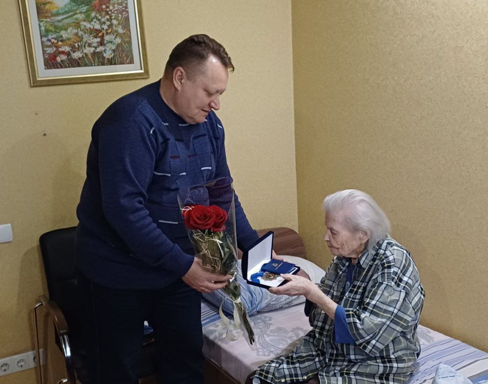Валентин Левченко: По поручению Президента Российской Федерации Владимира Путина в год 80-летия Победы в Великой Отечественной войне, Донецкий городской совет принял решение присвоить звание «Почётный гражданин городского... Валентин Левченко: По поручению Президента Российской Федерации Владимира Путина в год 80-летия Победы в Великой Отечественной войне, Донецкий городской совет принял решение присвоить звание «Почётный гражданин городского...