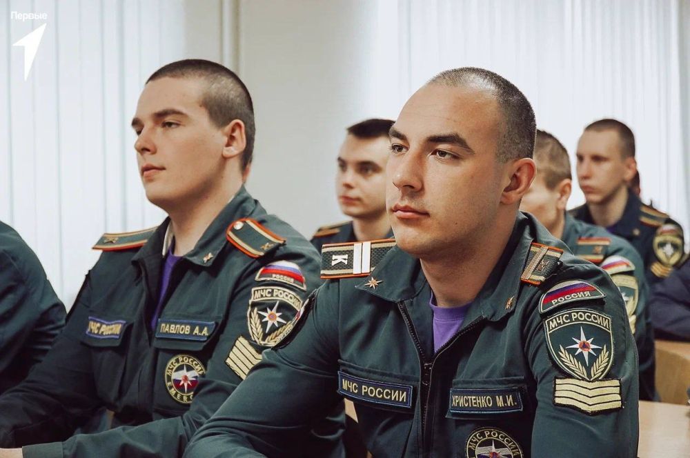Депутаты Клавдия Кульбацкая и Александр Черников вместе со студентами Донецкого института ГПС МЧС посетили выставку 20:14 Депутаты Клавдия Кульбацкая и Александр Черников вместе со студентами Донецкого института ГПС МЧС посетили выставку 20:14