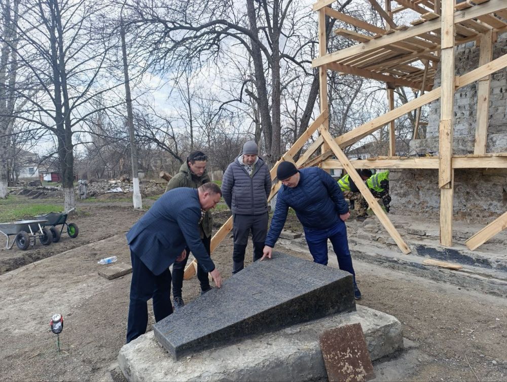 Сергей Ермаков проинспектировал благоустройство мемориала в Залесном Сергей Ермаков проинспектировал благоустройство мемориала в Залесном