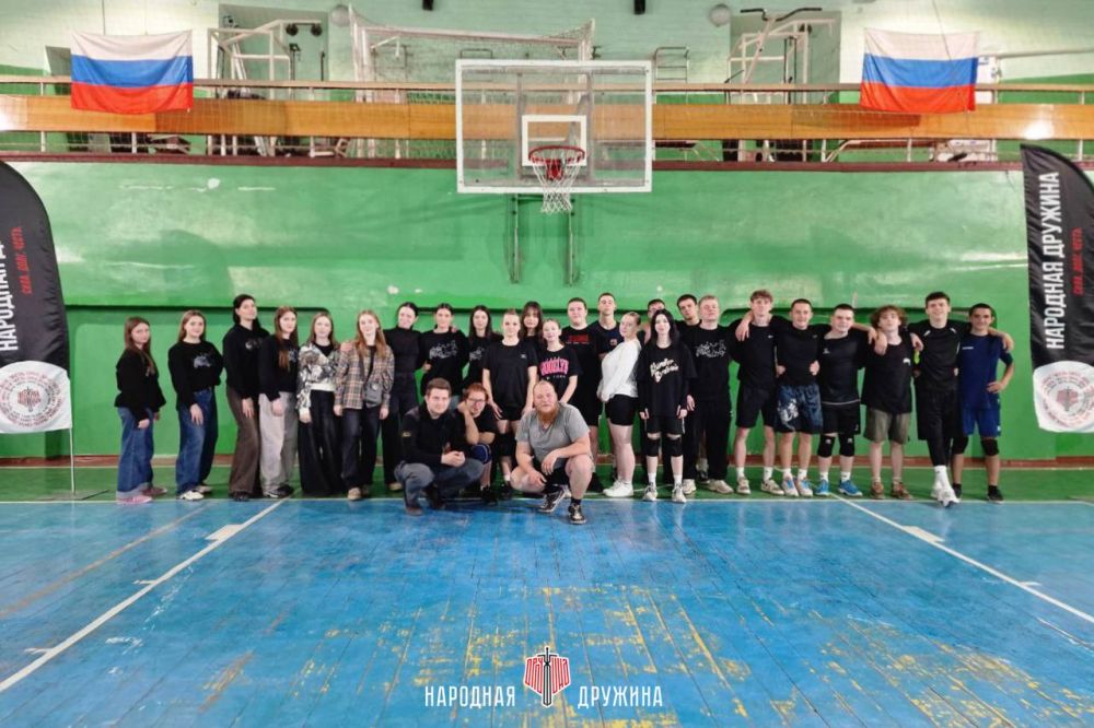 В Енакиево жарко!. Между местными штабами Народной Дружины Горловки, Енакиево и Ждановки прошёл товарищеский матч по волейболу Спортсмены продемонстрировали высокий уровень подготовки, волю к победе и командный дух В Енакиево жарко!. Между местными штабами Народной Дружины Горловки, Енакиево и Ждановки прошёл товарищеский матч по волейболу Спортсмены продемонстрировали высокий уровень подготовки, волю к победе и командный дух