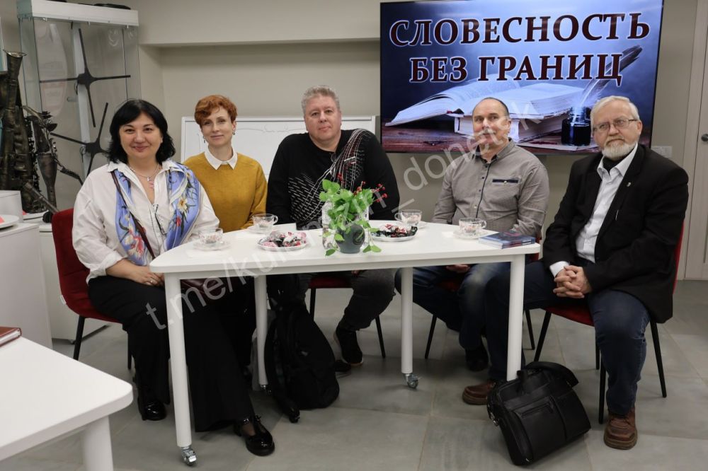 В Донецке представители Российской государственной библиотеки для молодёжи провели семинар-тренинг для молодых библиотекарей «Библиотека – пространство возможностей и креатива» в республиканской библиотеке для молодежи В Донецке представители Российской государственной библиотеки для молодёжи провели семинар-тренинг для молодых библиотекарей «Библиотека – пространство возможностей и креатива» в республиканской библиотеке для молодежи