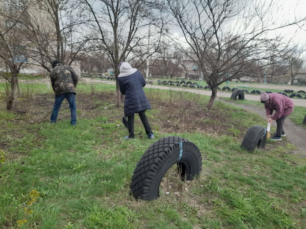 Сотрудники образовательных учреждений городского округа Енакиево вышли на санитарный час Сотрудники образовательных учреждений городского округа Енакиево вышли на санитарный час