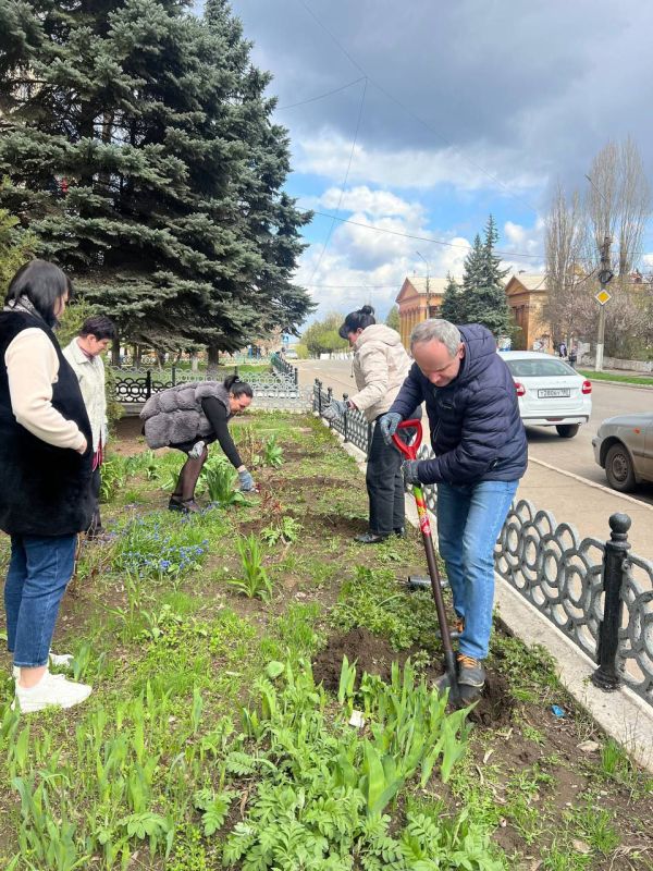 Виктория Жукова: В рамках партийного проекта Единой России "Городская среда" на территории городского округа Харцызск в городе Зугрэсе сегодня высадили кусты роз Виктория Жукова: В рамках партийного проекта Единой России "Городская среда" на территории городского округа Харцызск в городе Зугрэсе сегодня высадили кусты роз