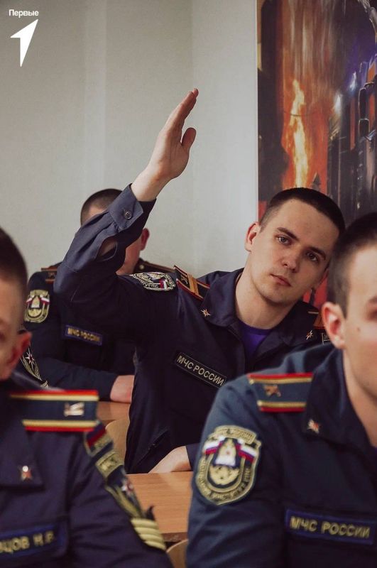Депутаты Клавдия Кульбацкая и Александр Черников вместе со студентами Донецкого института ГПС МЧС посетили выставку 20:14 Депутаты Клавдия Кульбацкая и Александр Черников вместе со студентами Донецкого института ГПС МЧС посетили выставку 20:14